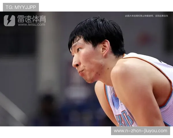 周琦抢断暴扣，新疆防守如铁墙：场上防守哲学的光影瞬间